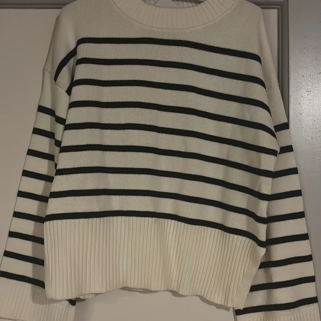 Randig stickad tröja i offwhite och svart