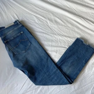 Blå jeans från Jacob Cohën - Snygga blå jeans från Jacob Cohën med en klassisk femficksdesign. Det längst ner på jeansen är lagat. Notera att byxorna därmed är 1cm kortare för dom som undrade. Runt 5k nya. Bara att ställa frågor. Passar även w29 