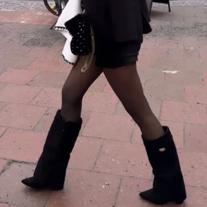 Svarta boots med kilklack - Snygga svarta boots med kilklack och en liten gulddetalj på sidan. Använda 1 gång 