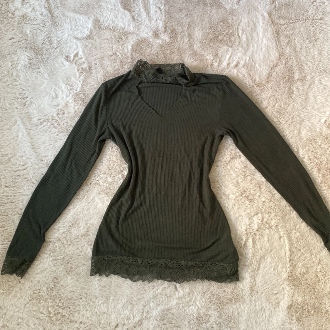 Mörkgrön ribbad topp med spetsdetaljer - 1