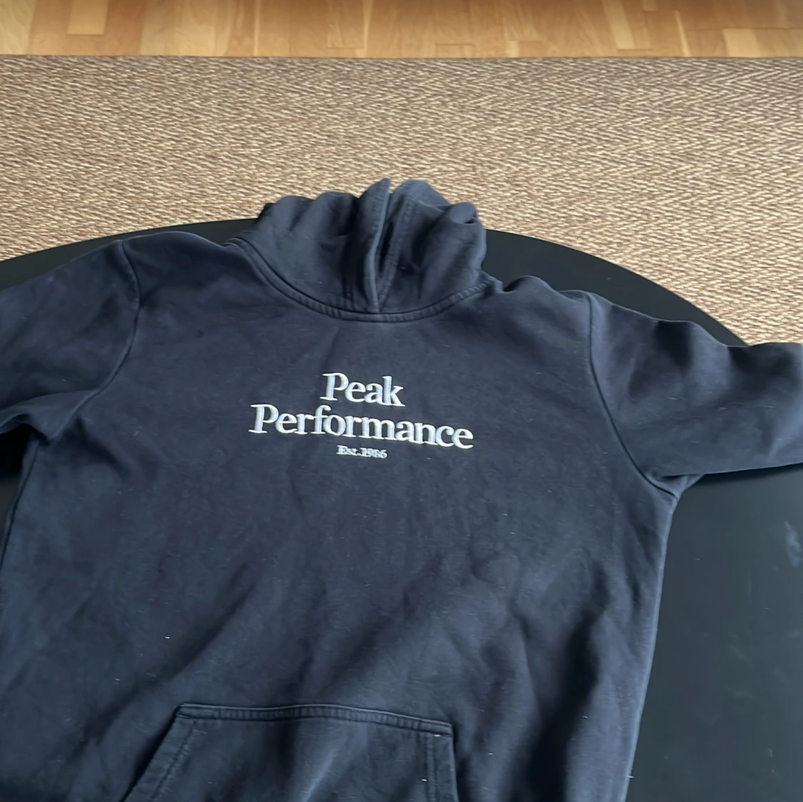 Svart hoodie från Peak Performance
