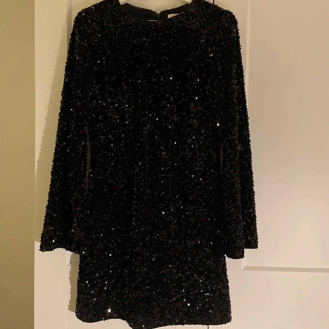 Svart glittrig klänning - 1
