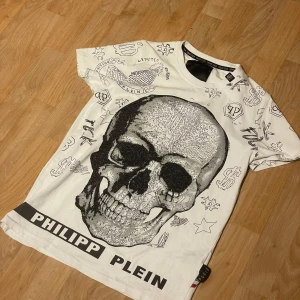 Philipp Plein T-shirt  - Tja säljer nu en Philipp Plein T-shirt som jag aldrig använt, riktigt fet och soft till sommaren, hör av er vid minsta intresse!
