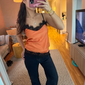 spets linne  - sååå snyggt! till fest och sommar!! köpt i italien så vet inte märke! passar alla storlekar, banden kan justeras!!🫶🏾🩰