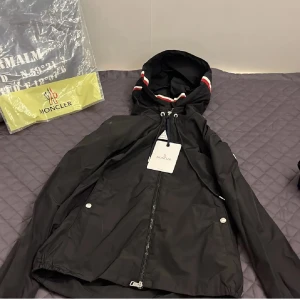Moncler windbreaker  - säljer min monclear windbreaker då den inte kommer till andvändning kan sänka priset vid snabb affär. skriv vid frågor 