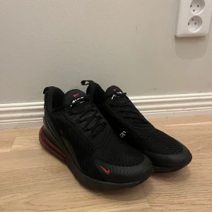 Svarta Nike Air Max 270 - Här är ett par Nike air Max 270 som nästan är helt oanvända, skorna har bara stått hemma de senaste månaderna och är bara använda ute en gång. Finns inga täcken på användning förutom att lådan inte finns kvar. Mer bilder kan tas privat. Vill få sålt snabbt så priset är inte hugget i sten, vid snabb affär kan jag sänka mer. Mvh 
