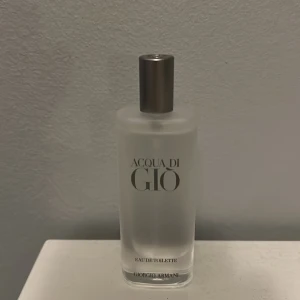 Acqua di Giò Eau de Toilette - Säljer mig helt nya Acqua du Gio 15 ml, perfekt som året runt parfym bäst på våren☀️🍋, har endast testat ett sprut men har två som luktar väldigt likt så säljer nu dena, skriv vid minsta fundering 😃