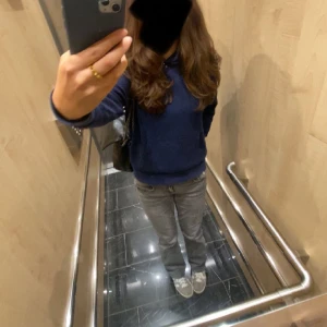 Gina Tricot jeans, bootcut gråa - Ett par gråa low wasted byxor, som är bootcut. Fräscha utan hål. Storlek 170 