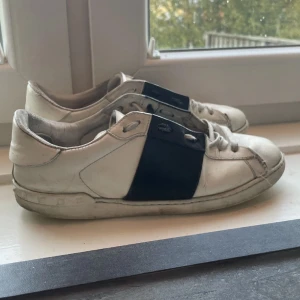 Valentino open  - Svart vita Valentinos, i storlek 42. Skriv för bättre bilder. ÄKTA BEVIS FINNS!
