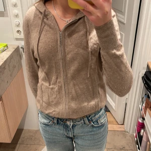 Beige zip-up tröja från Soft Goat - Säljer en jätte snygg zip-up tröja från soft goat. Det är inte andvänd mycket alls, den är i ett väldigt bra skick bara lite nopprig med går att lösa!❤️