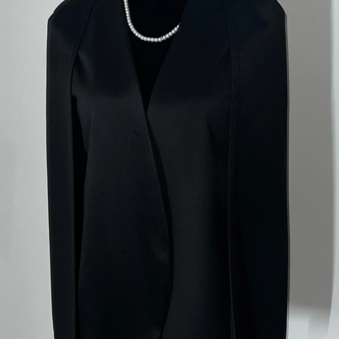 Svart kavaj med cape-design - 2