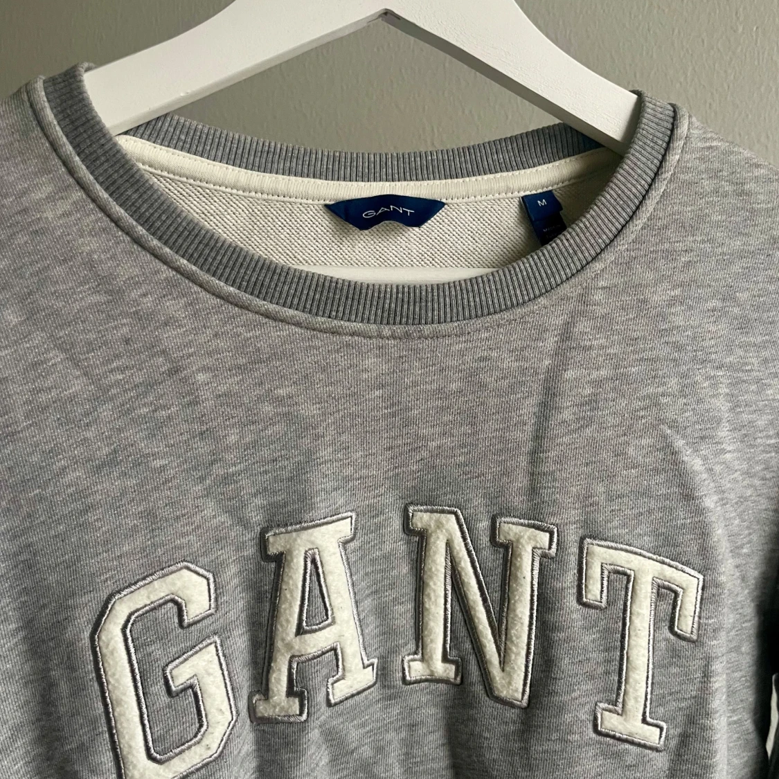 Grå sweatshirt från GANT - 2