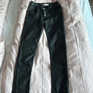 Svarta byxor från Karostar - Säljer mormors skinn/jeans byxor från 2000s talet❤️ storlek S/36 som syns på bilden och endast använd 1 gång säger mormor! Nypris:600kr. Säljer även mormors guess skinnjacka från 2000s talet på min profil kolla gärna❤️