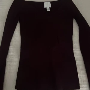 Svart långärmad topp från H&M - Snygg svart långärmad topp från H&M i en tight passform. Perfekt för lager-på-lager eller som den är. Enkel och stilren design som passar till det mesta. 💞 kontakta mig för intresse ! 