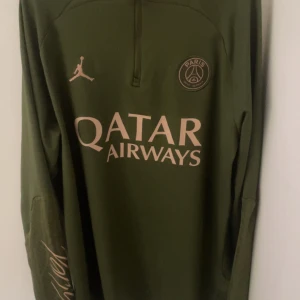 Grön långärmad tröja från Jordan - Säljer min gröna psg fleece