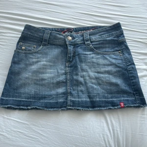 Jeanskjol från Esprit - Snygg jeanskjol från Esprit i klassisk blå denim. Kjolen har en kort längd med rå kant och femficksdesign. Perfekt för sommaren. 🦋 Jag köpte denna kjol från Vinted men eftersom den är tyvärr var för stor säljer jag den här!