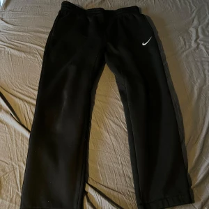 Nike byxor - Säljer ett par svarta byxor från Nike med elastisk midja och det klassiska Nike-logotypen på benet. Perfekta för en avslappnad stil eller träning. Byxorna har en bekväm passform och är tillverkade i mjukt material. Nypris är runt 1000-1400 skick är 8/10. Xl men sitter som M-L