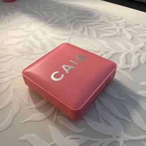 CAIA Matte Blush Cake Pop - Snygg matt rouge från CAIA i nyansen Cake Pop. Kommer i en stilren rosa förpackning med inbyggd spegel. Säljer för kommer inte till användning🩷