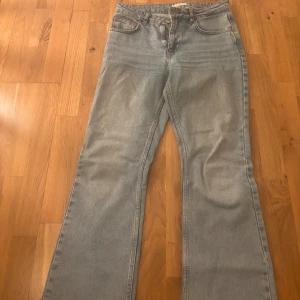 Ljusblå bootcut jeans Gina tricot - Bootcut jeans från Gina tricot i en jätte fin ljusblå färg. Använt enstaka gånger, säljer de för att jag har växt ur de. Annars väldigt fina och perfekta. Säljer för 350 då ordinarie pris ligger på 500. Pris går att diskuteras❤️