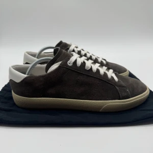 SAINT LAURENT  - Saint Laurent - Skick: 9,8/10 - Tillbehör: Dustbag - Storlek 39 sitter som 40 - Nypris ca 8000kr - Deluxecloset