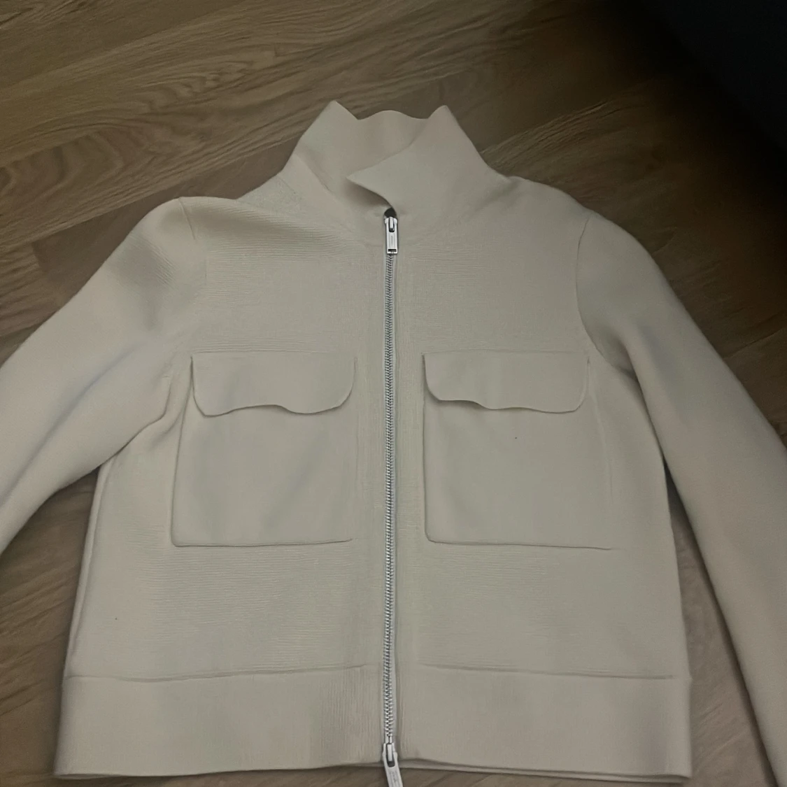 Beige jacka med dragkedja