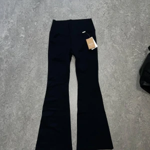 Svarta bootcut byxor från Aim'n - Helt nya snygga svarta bootcut byxor från Aim'n med hög midja. Perfekta för en stilren look. Byxorna har en bekväm passform och är tillverkade i ett stretchigt material. Köpte tre storlekar och behöll en, säljer de två andra storlekarna. Nypris 699kr!