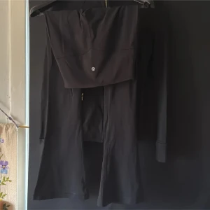 Lululemon yoga pants - Säljer ett par sprillans nya Lululemon yoga pants💕säljer då de inte kommit till användning… nypris 1500kr och aldrig använda💕storlek 4, hör gärna av dig med frågor!