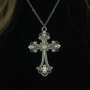 silver korshalsband - superfint skick, kedjan är 50 cm lång och självaste korset är 7cm långt och 5cm brett. <3*-. kontakta mig privat för frågor osv <33 