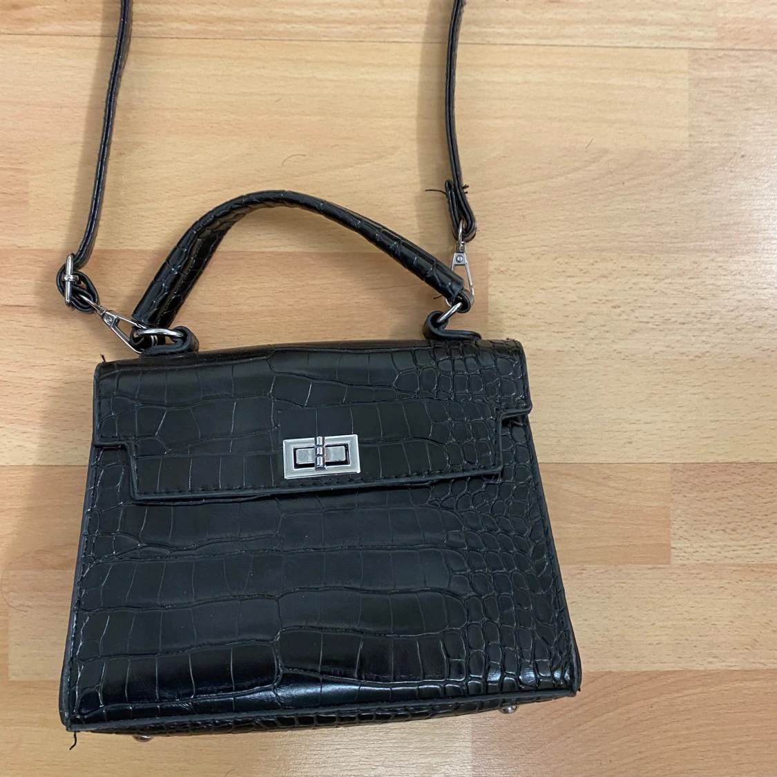 Svart handväska med krokodilmönster - 1