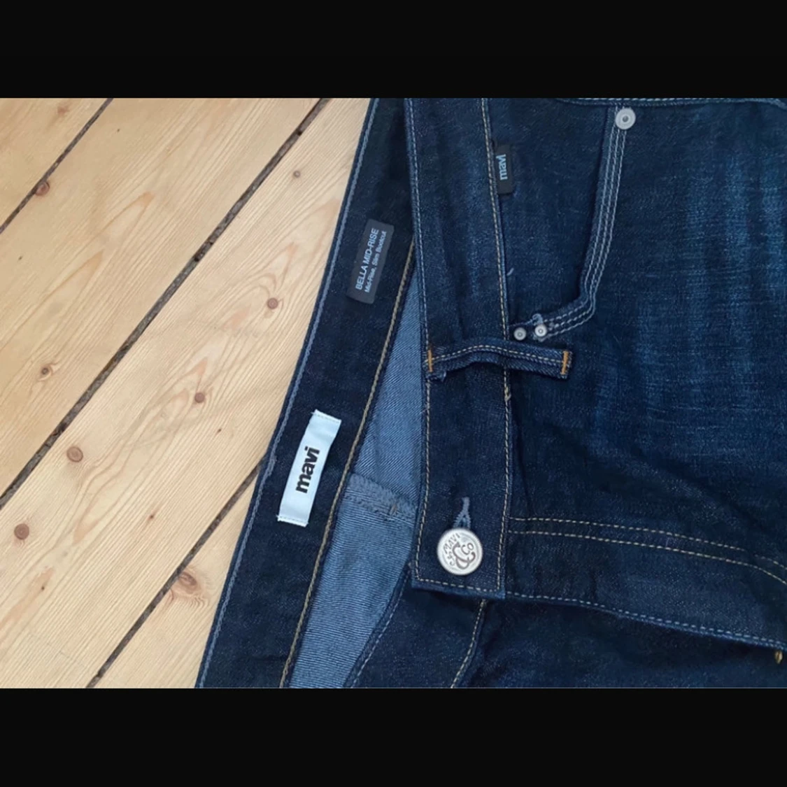 Mörkblå jeans med bootcut - 4