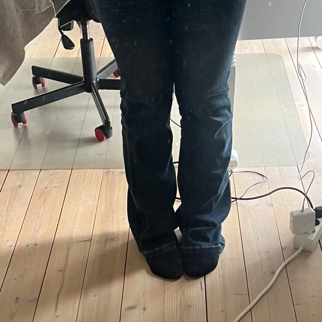 Snygga bootcut jeans med brodering - 1