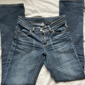 Bootcut jeans från LAB   Industries - Snygga blå jeans från LAB Industries , använda men i bra skick. Storlek 158 men skulle säga att de är små i storleken. Lågmidjade och bootcut.  innerbenslängd:73cm . Säljer då de är försmå i midjans💓