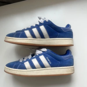 Adidas campus - Enkla och snygga skor från adidas i modellen campus!! Använda men i fint skick:) Box medföljer vid köp!!☺️ storleken är 45 1/3 men sitter som 44!