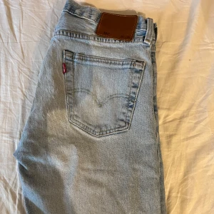 Levis 501 - Säljer ett par Levis 501 med längden 30 och midja 30. De är i bra skick förutom lappen på baksidan.