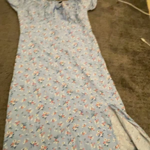 Blommig klänning 🩵 - Jätte gulligt att ha på sig den. Den passar mellan 13-16 år. Den skulle säkert passat er🩵🩵