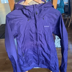 Patagonia skaljacka - En skaljacka från patagonia i storlek S. Har några missfärgade fläckar innanför luvan (vissas på bilderna), men dom som fanns där när jag själv köpte jackan. Själv har jag knappt använt den då jag använder en annn istället🩷