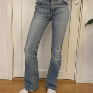 Mid waist Bootcut jeans  - Supersnygga mid waist jeans! Köpte dessa på Vinted men jeansen var tyvärr alldeles för små. Passar någon som har 34/36 i storlek.  Innerbenslängen : 85 cm  Midjemåttet rakt över: 37 cm  (Bilderna är lånade) 