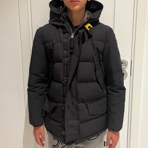 Parajumpers jacka ungdom kille - Parajumpers vinterjacka till ungdom - kille. En skada på ärmen som syns på bilden. Annars inga skador. Storlek Young small. 