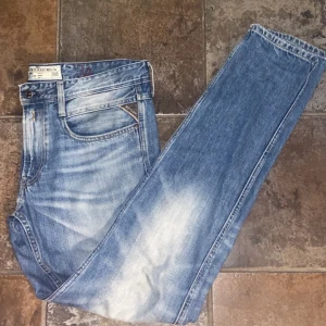 Replay jeans  - Säljer ett par snygga blå jeans från Replay dom är slim fit jeans material de är W34 och L34 pris kan diskuteras.
