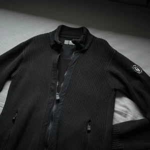 Kofta - Tjena! Dags för denna att kofta att bli till ägo hos någon annan. •Skick 9/10 •strl M •nypris 1899:- •mitt pris 199:-. Hör av dig vid minsta lilla fråga!!😊