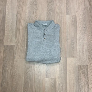 John Henric rugbytröja - En skit snygg John Henric 100% cotton som är riktigt skön nu inför hösten och vinter ❄️ 🍂  Den är i toppskick helt utan defekter nypris på denna ligger på 1300 men vårat pris är 299 som är skit bra pris🙌🏻 Tveka inte på att fråga och prisförslag🙌🏻