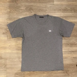 Acne t-shirt  - Acne t-shirt i oanvänt nyskick! 