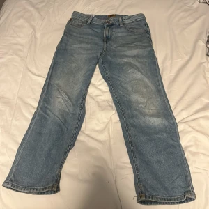 Jack and Jones jeans  - Tjena, säljer ett par jack and Jones Jeans då dom är för små model är straight fit, dom 152 cm långa, hör av er vid minsta frågan 