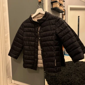 Höstjacka  - Trekvarts armad dunjacka i svart med vit/beige insida! Bra skick!