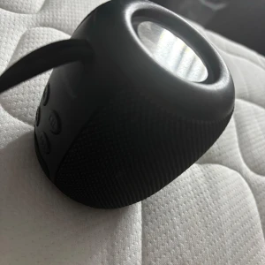 Ny högtalare  - Säljer en ny liten högtalare. Helt ny. Funkar jätte bra, liten och smidig! 180kr