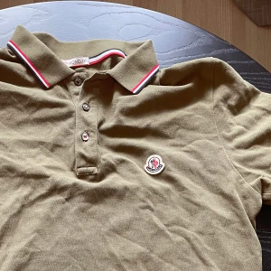 Moncler piké  - Jag säljer denna pågrund av bytt stil och därför ingen användning. Den har inga defekter. Skicka privat för mer bilder🤳
