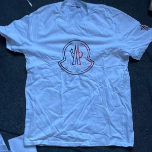 Moncler t-shirt  - Säljer en moncler t-shirt då den inte kommer till användning. Skick 10/10 aldrig använd. Äkta såklart. Storlek M men passar S. Ny pris 3700. Vid funderingar är det bara att skriva. Vid snabb affär kan priset sänkas 