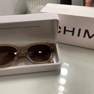 Chimi solglasögon ”Ecru” - Skit snygga solglasögon från Chimi i färgen ”Ecru”, storlek/modell 07. Glasögonen är lite snea men inget man tänker på. super fina. Skriv för funderingar💘