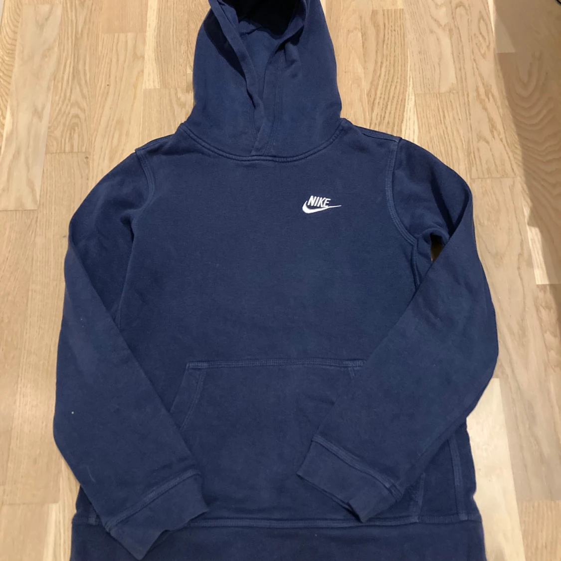 Mörkblå hoodie från Nike