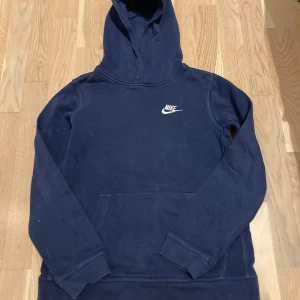 Mörkblå hoodie från Nike - En hoodie den Nike som har skada på vänster arm (på bild 3). Ny pris 549 mitt pris 150💸   Kan mötas upp i Sundbyberg men kan också frakta!🚚👍